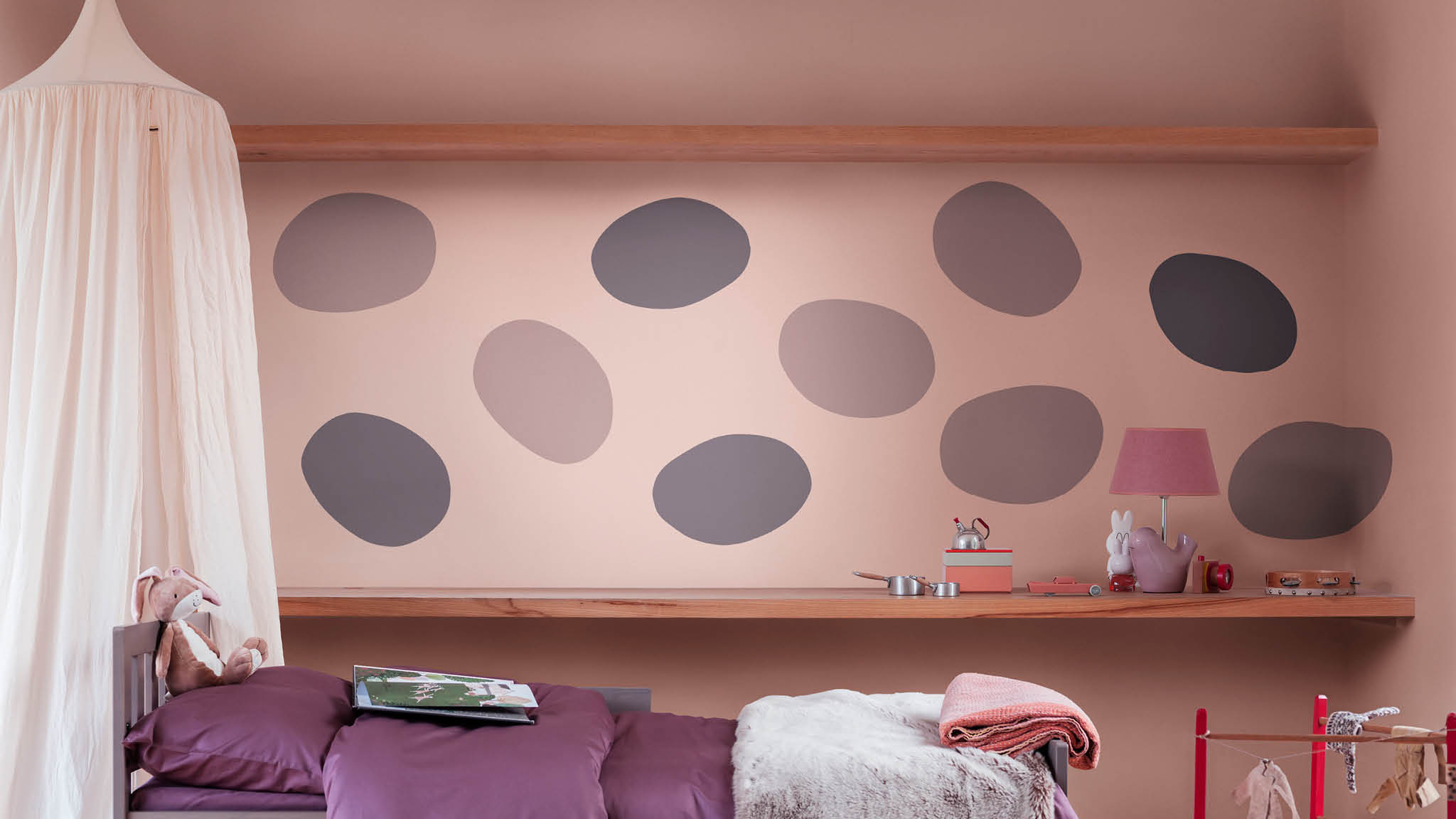 Детская спальня с точками цвета Heart Wood Используйте фигуры в цвете Heart Wood, чтобы создать фантазийную детскую спальню
