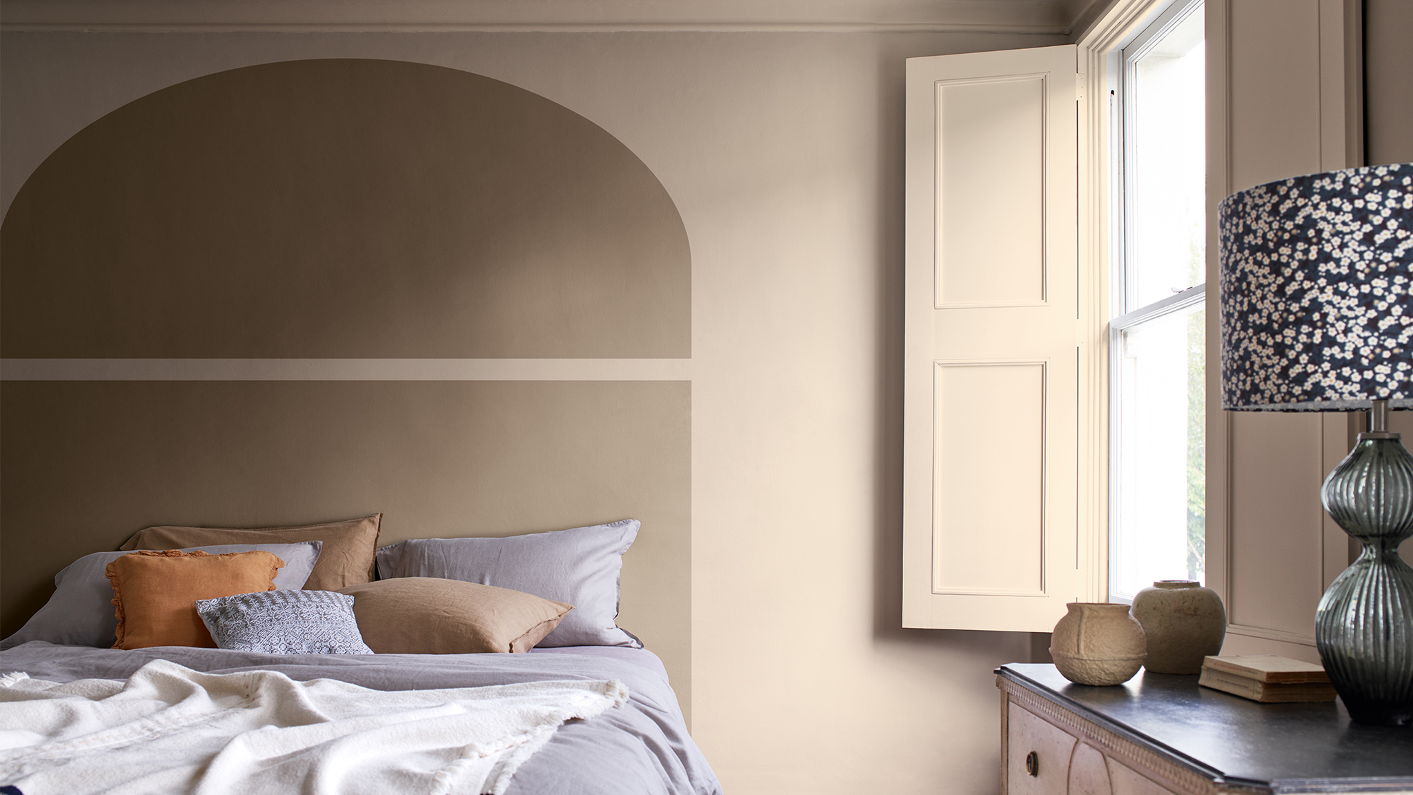 Арка за кроватью с окном и ставнями, разные цвета Dulux_CF21_how-to_arch_bedroom_Global_3