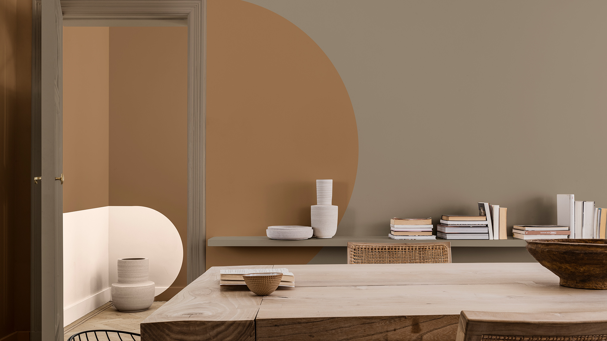 Кремово-коричневые изогнутые линии на стене, обеденный стол и стулья Dulux_CF21_how-to_arch_dining room_Global_4