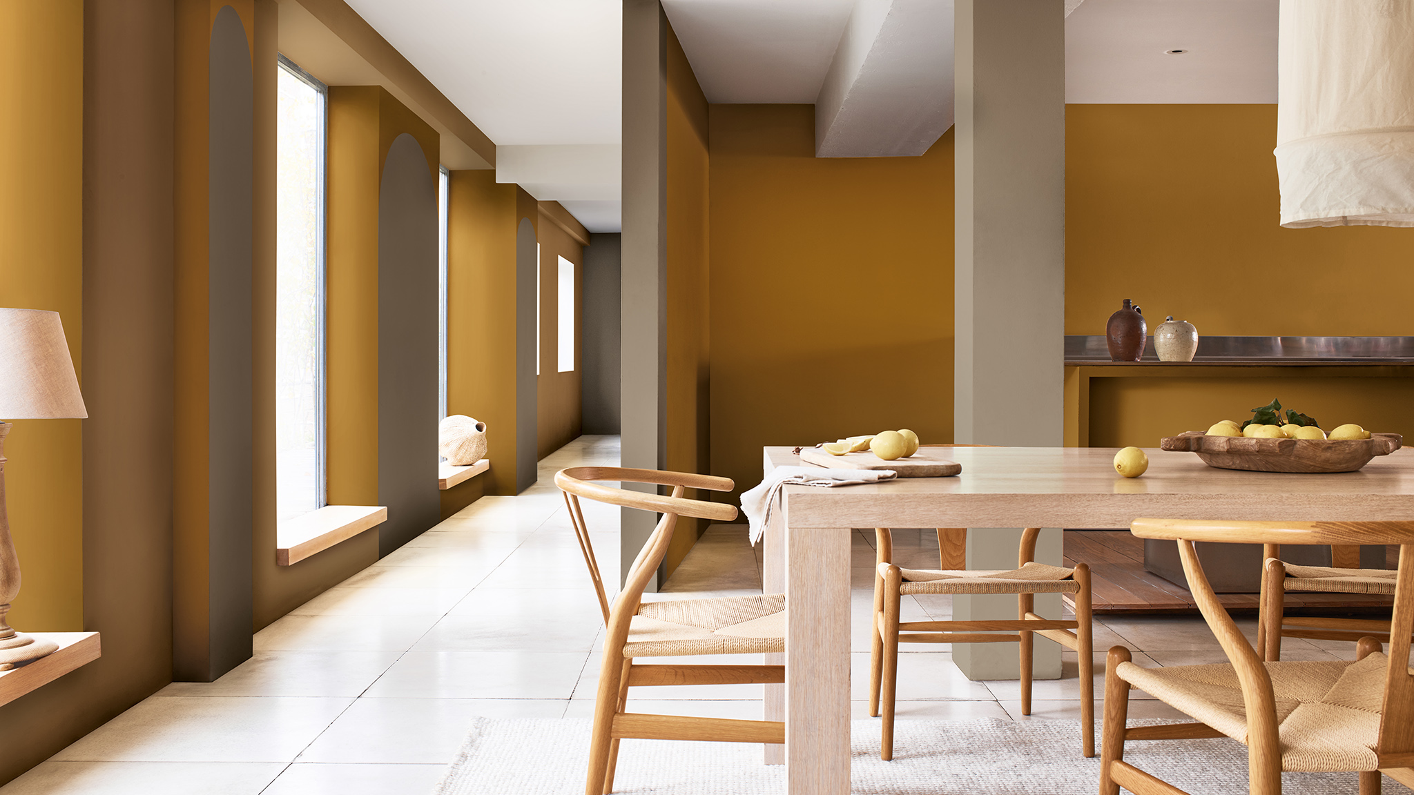 Столовая открытой планировки с деревянным столом и высокими окнами слева Dulux_CF21_how-to_arch_dining room with windows_Global_5