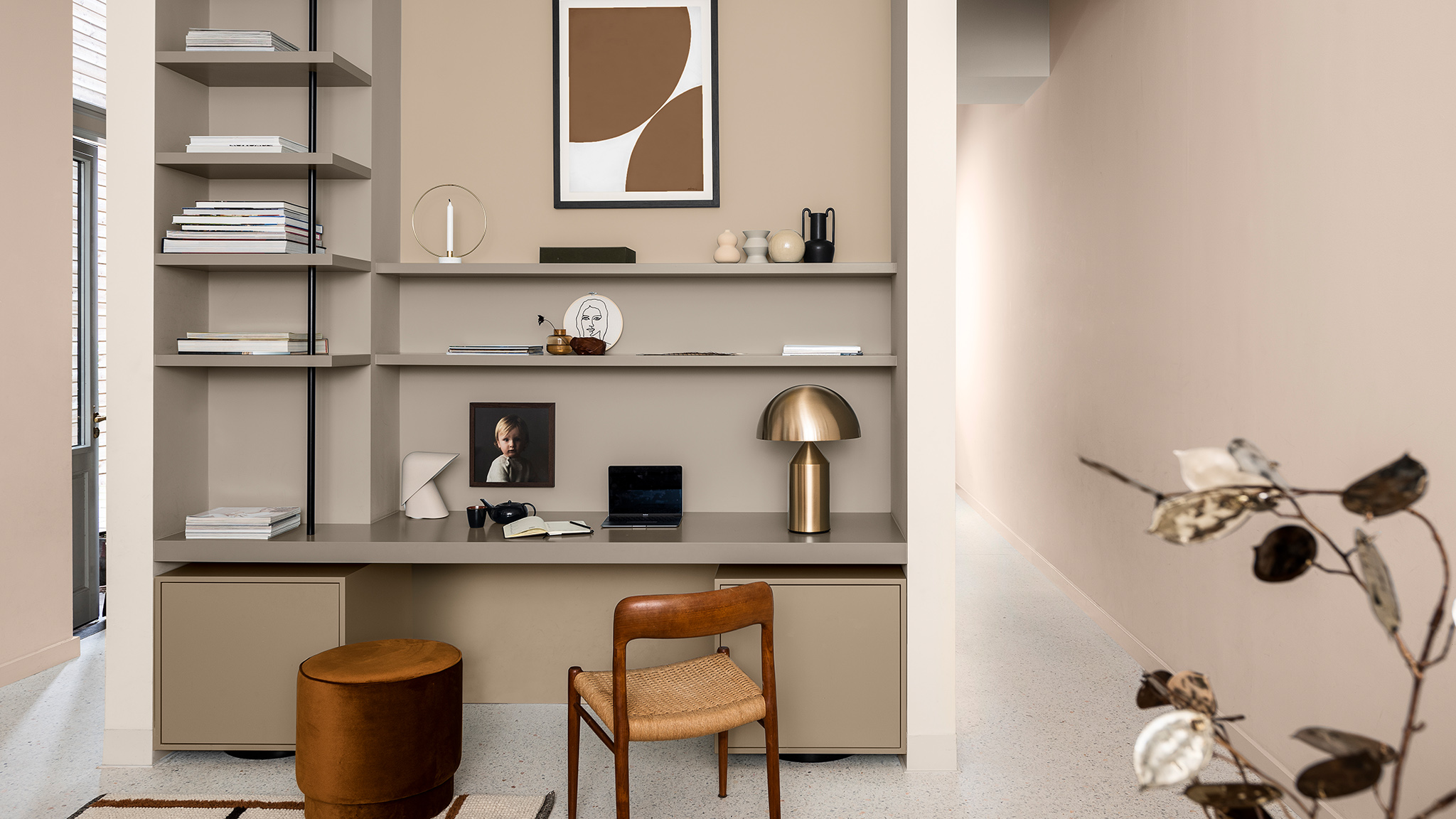 Глиняные полки с деревянным стулом и металлической лампой Dulux_CF21_Color_of_2021_Trust_colors_global_3