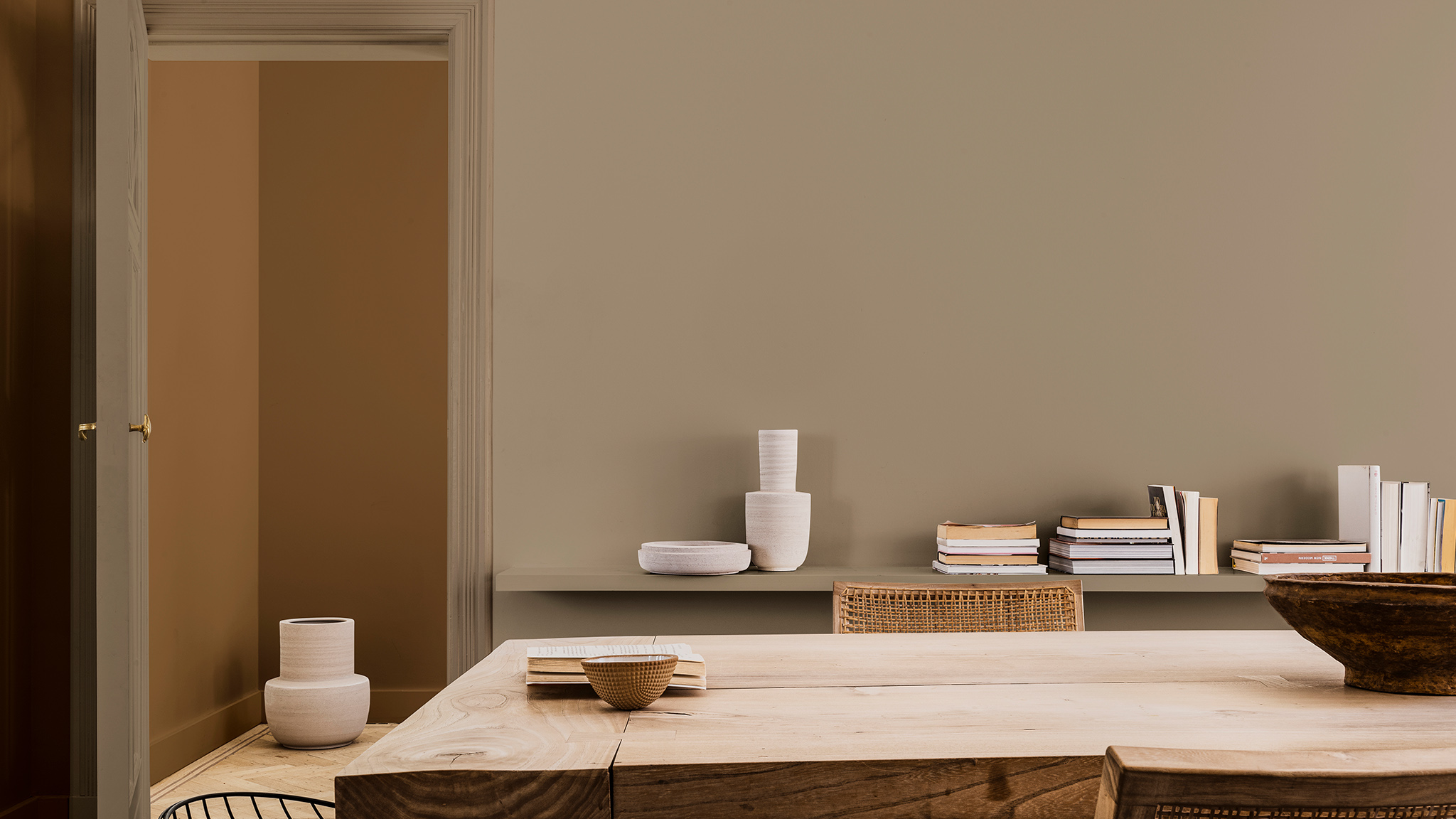 Деревянный обеденный стол на стене "Цвет года" Dulux_CF21_Colour_of_the_year_Timeless_colors_global_1