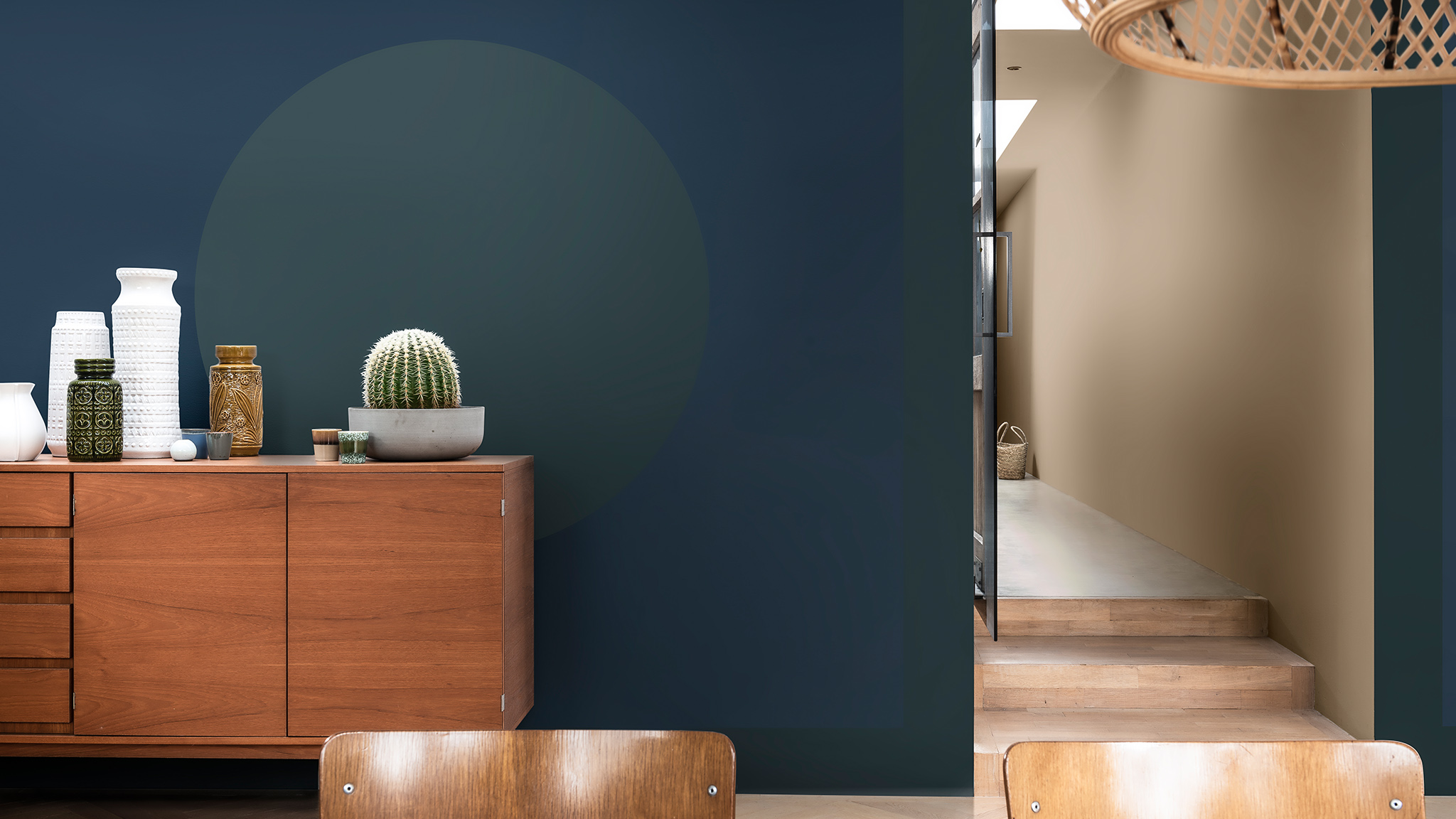 Деревянный шкаф у синей стены с зеленым кругом Dulux_CF21_Color_of_2021_Earth_colors_global_4