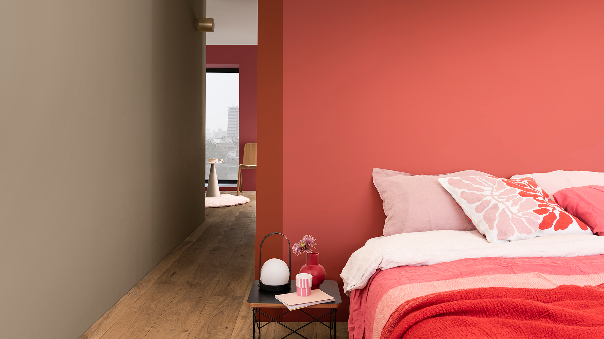 Кровать с розовой цветочной подушкой на темно-розовой стене Dulux_CF21_Color_of_2021_Expressive_colors_global_2