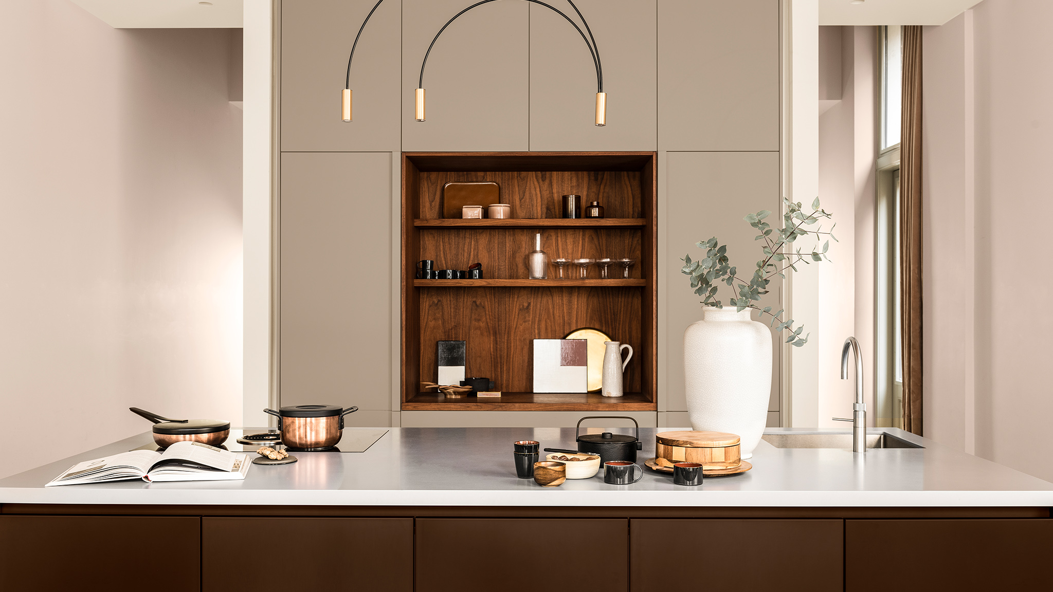 Кухня со шкафами, окрашенными в нейтральный бежевый Dulux_CF21_Color_of_the_Year_Trust_colors_global_3