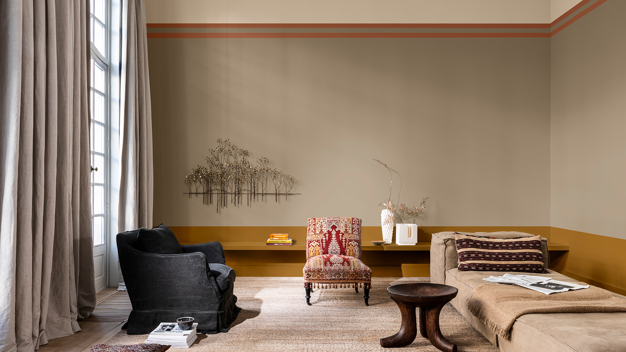 Гостиная окрашена в Brave Ground с золотой линией горизонта и кремовой стеной Dulux_CF21_Colour_of_the_year_Timeless_colors_global_1