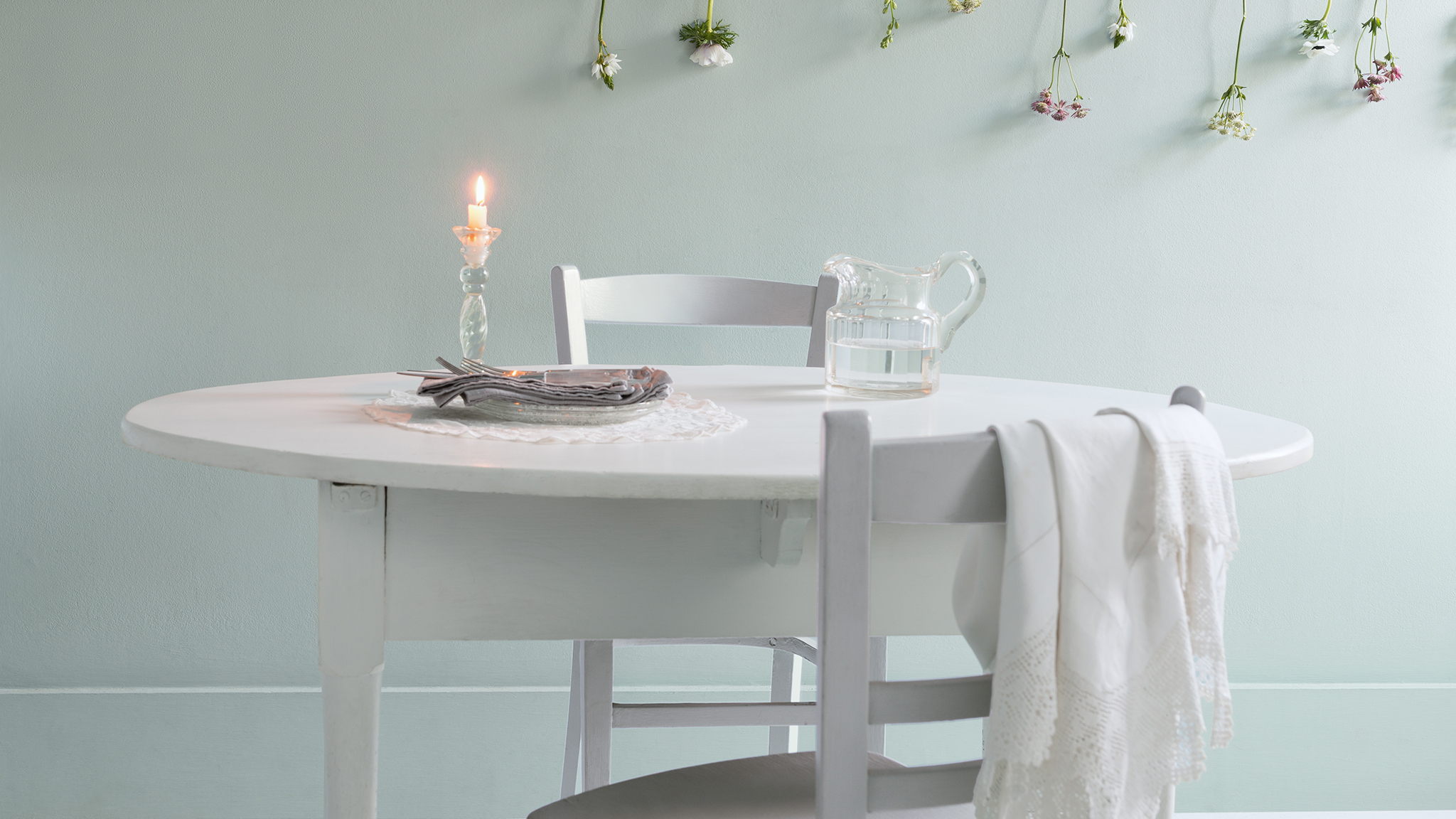 A relaxing green dining room Прохладные оттенки помогают увеличить пространство и сделать его светлее. Выберите бледные сероватые, голубоватые или зеленоватые тона для максимального осветления.
