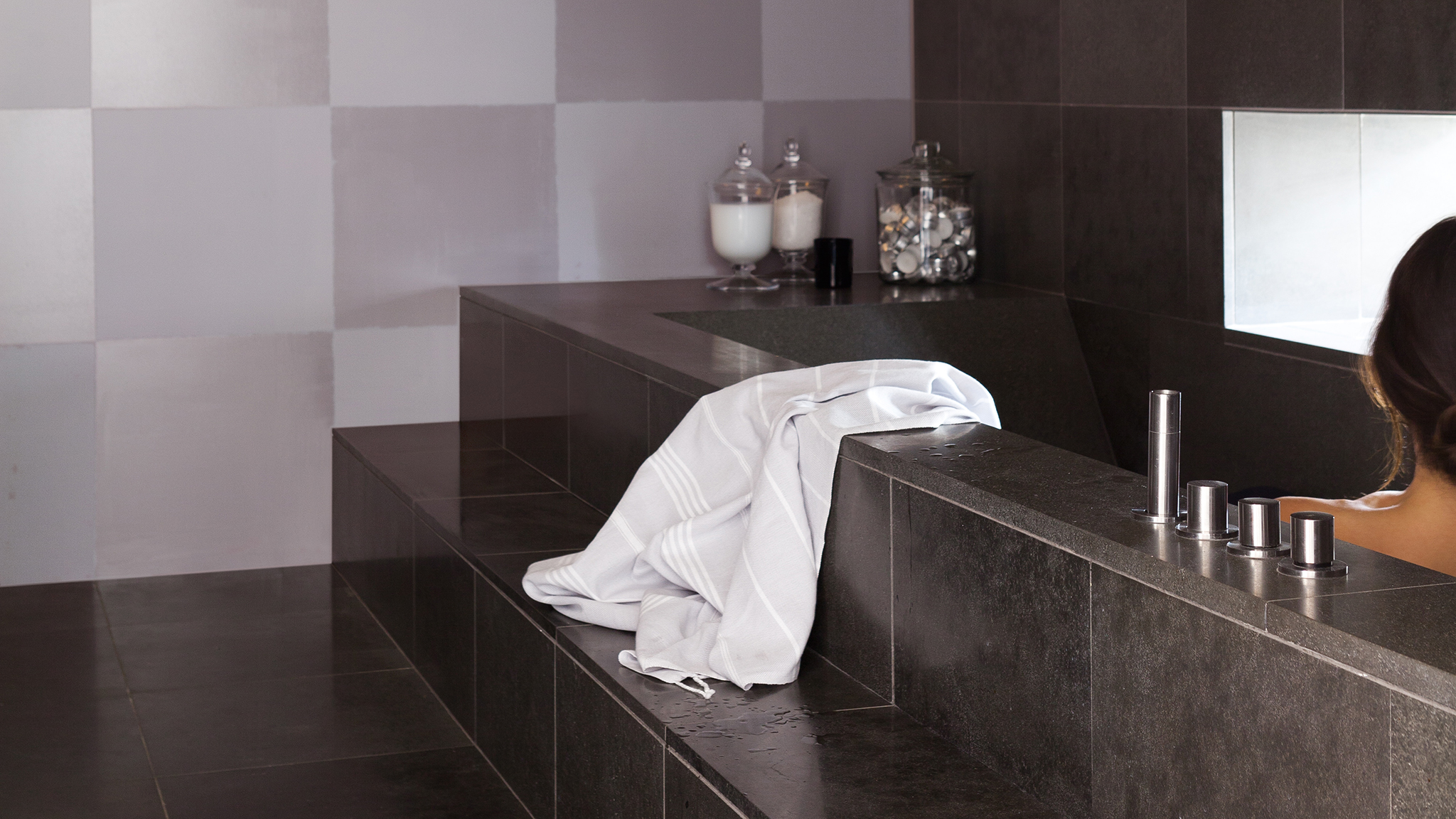 A stylish grey bathroom Серый цвет ванной становится все более популярным. От самого нежного серого до глубокого шиферного — любой оттенок серого сделает ванную утонченной.