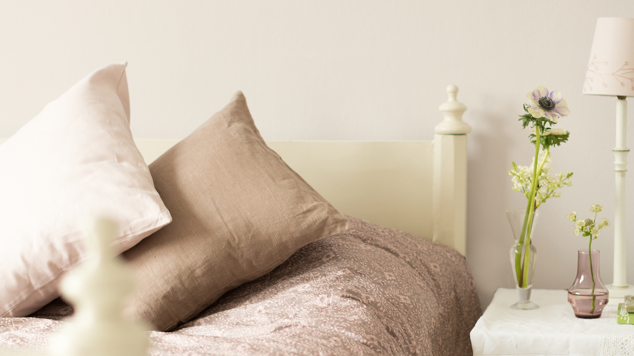 Achieve luxury with warm neutrals Если вы хотите использовать спокойные и роскошные цвета в своем новом доме, идеальный вариант — совместить теплый галечный цвет со свежими оттенками белого