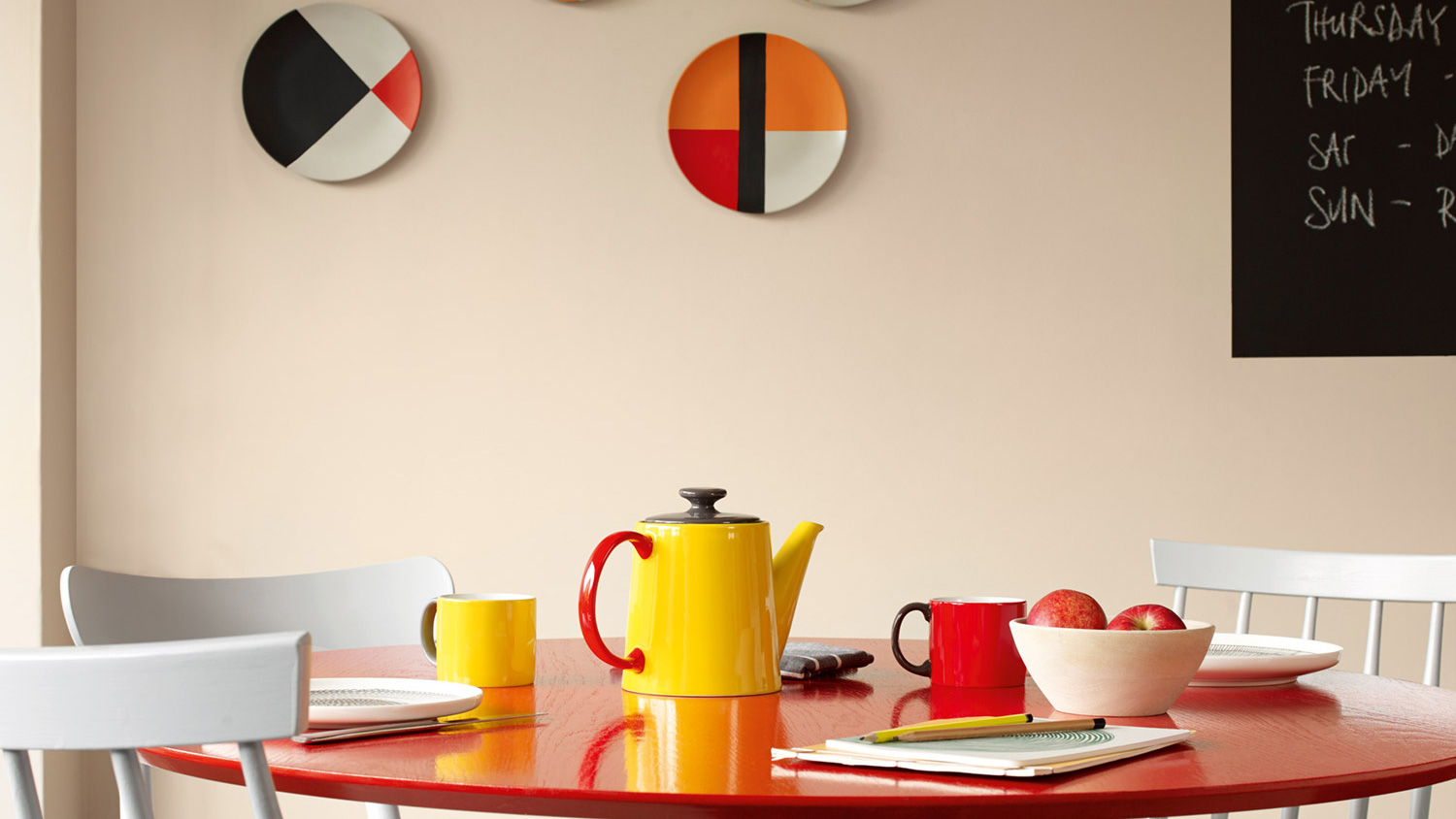 Add colour with fun accessories Яркий цветной тостер, чайник или посуда сделают интерьер кухни интереснее и добавят ему глубины.