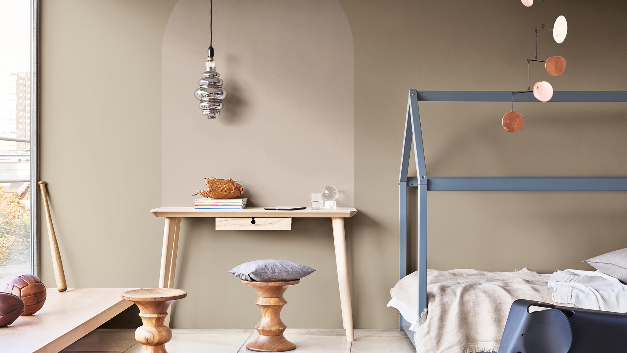 Крашеная арка над столом с кроваткой Dulux_CF21_how-to_arch_child’s bedroom_Global_1