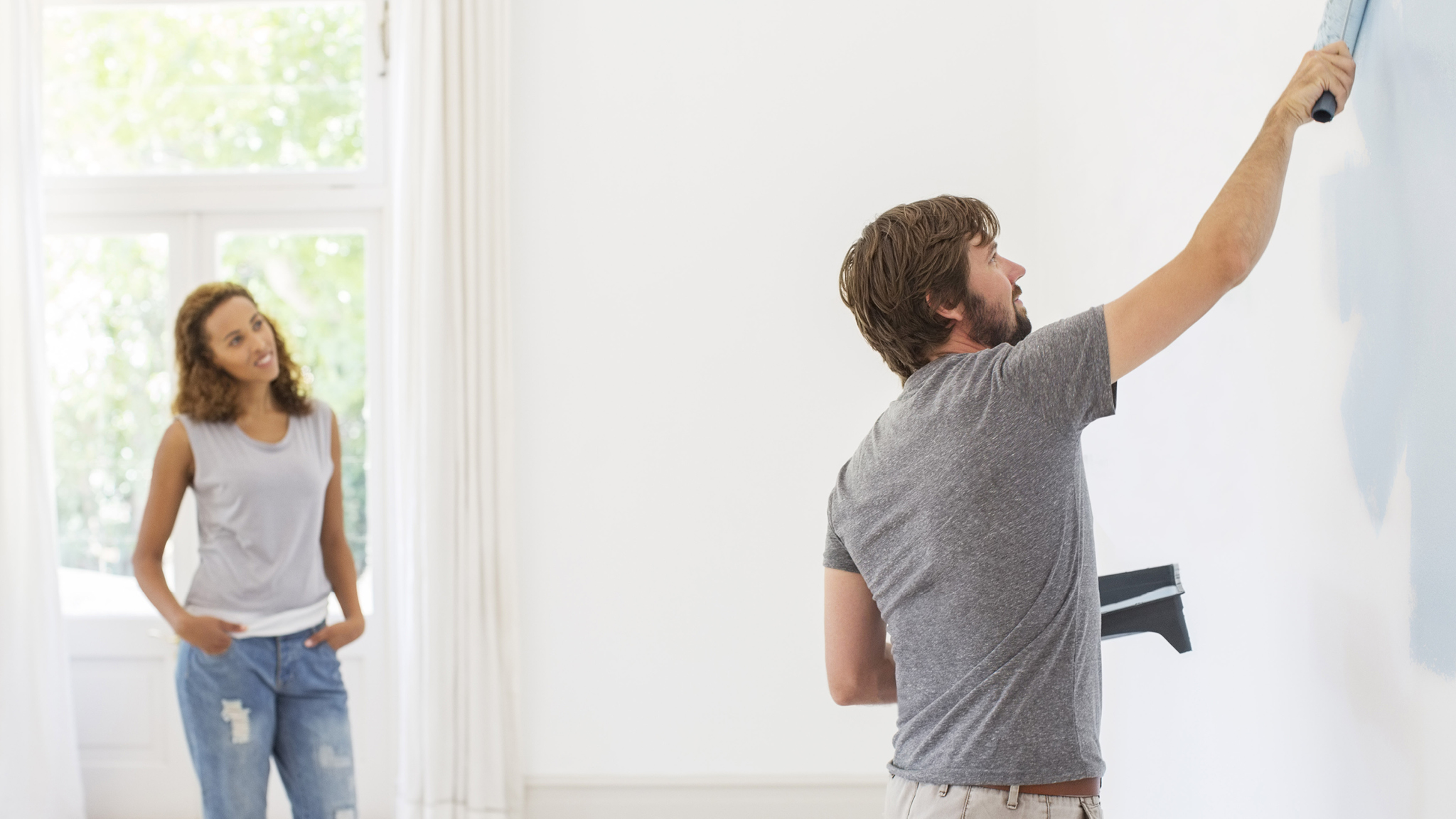Ask a friend to recommend a decorator Если ваши друзья или знакомые обращались к малярам по поводу ремонта — и вам нравится, как покрашены стены у них дома — спросите у них контакты маляров. Хотя даже в этом случае рекомендуем посмотреть больше примеров работ выбранных вами специалистов, перед тем, как их нанимать.