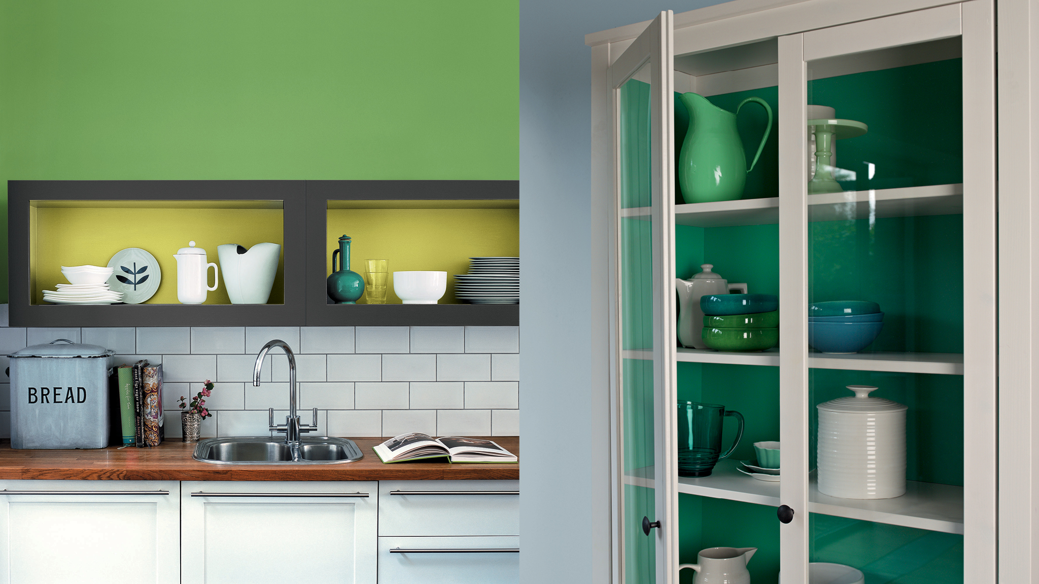 Colourful kitchen cupboards Яркий цвет внутри кухонных шкафчиков будет радовать вас каждый раз, когда вам в них что-то понадобится.