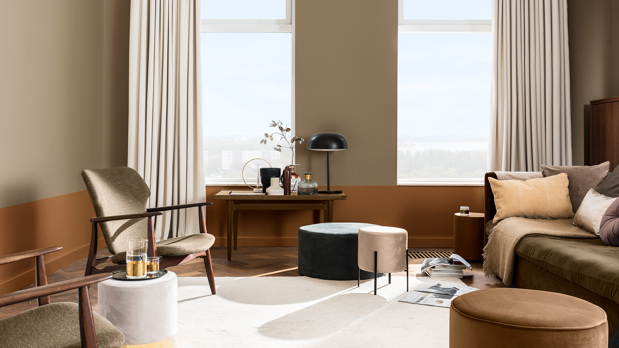 Гостиная с бежевой и терракотовой невысокой стеной Dulux_CF21_Color_of_the_Year_Trust_colors_global_2