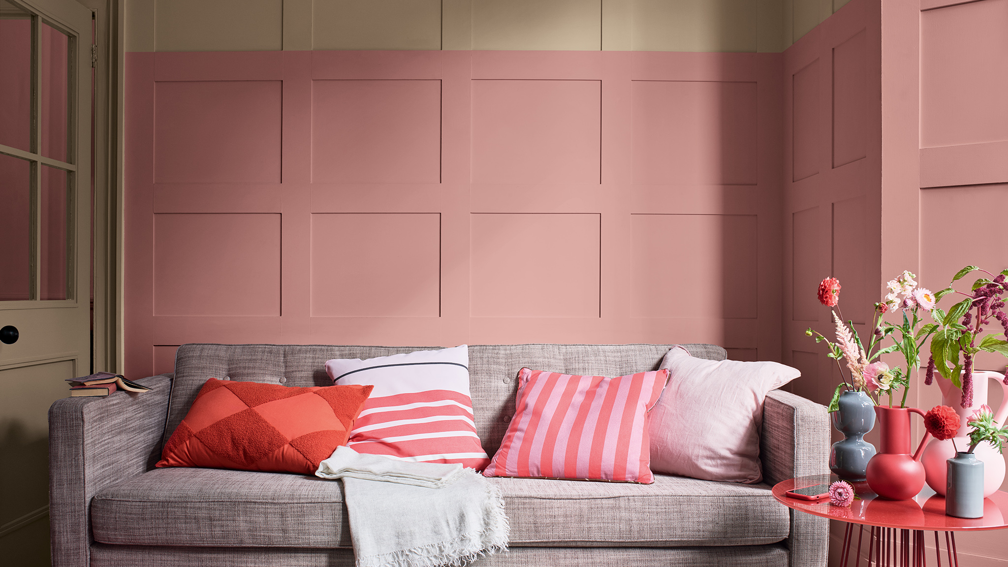 Гостиная с панелями в пастельных розовых тонах и стеной Brave Ground Dulux_CF21_Color_of_2021_Expressive_colors_global_2
