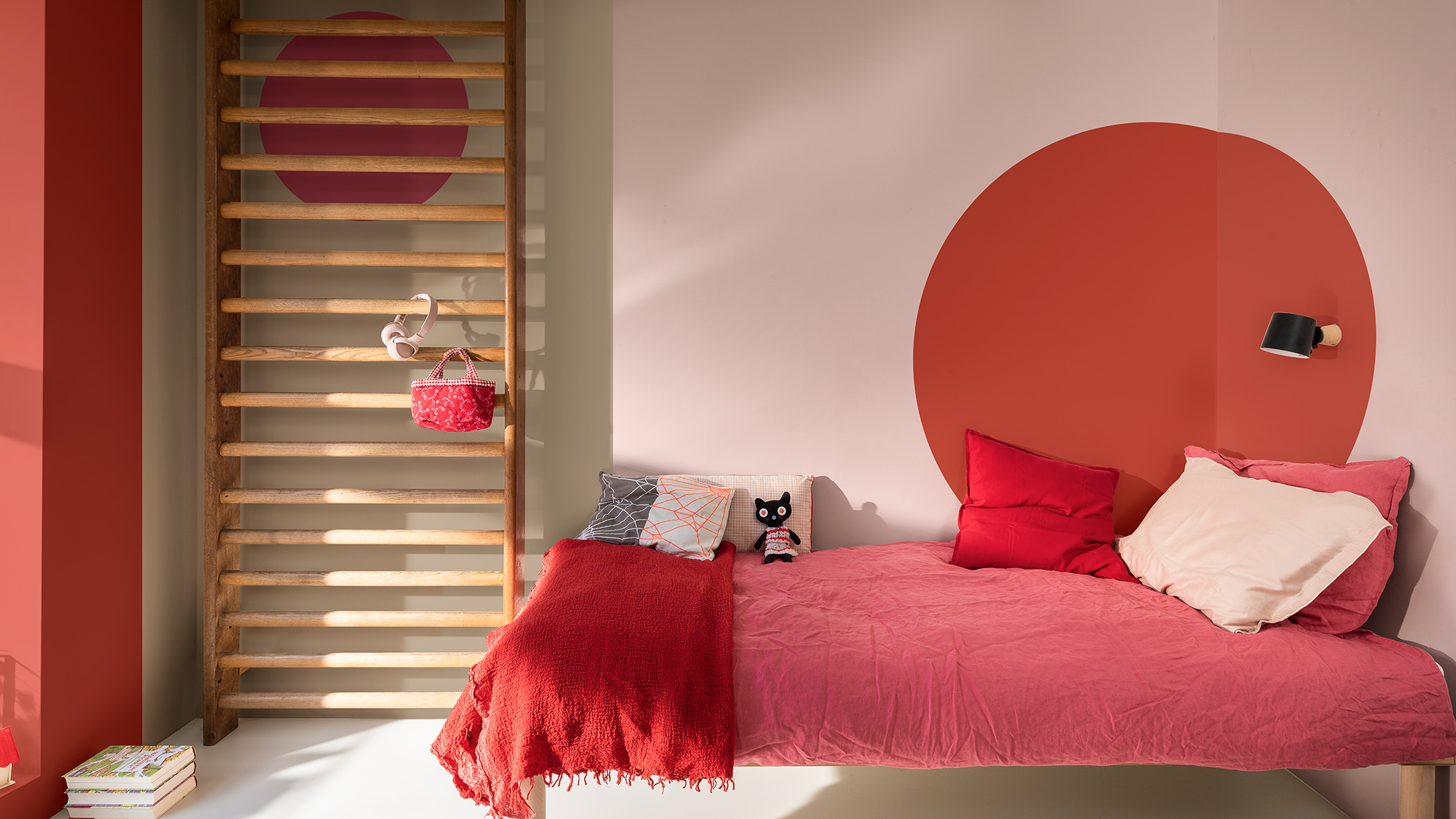 Красные круги на пастельных розовых стенах с нейтральными акцентами Dulux_CF21_Colour_of_the_year_Expressive_colors_global_1