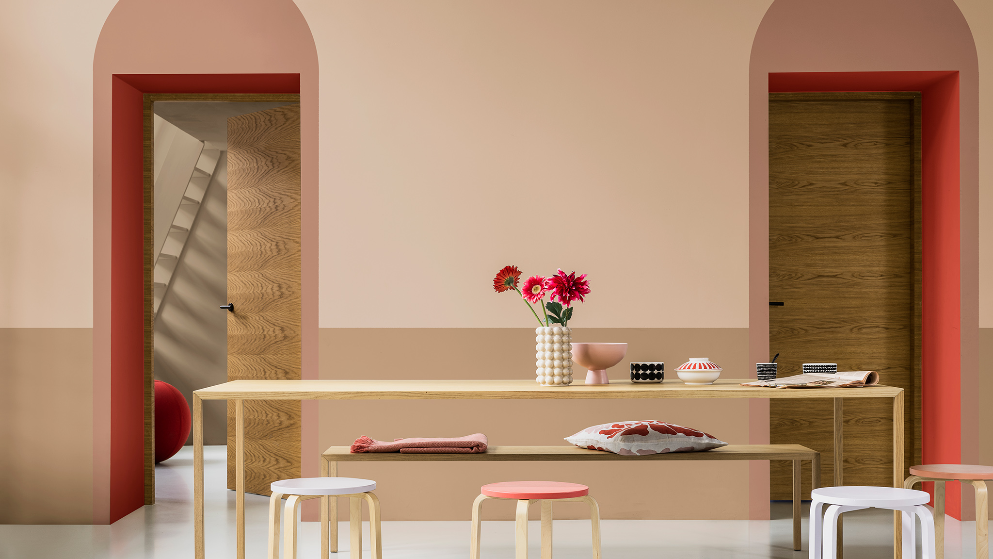 Гостиная с панелями в пастельных розовых тонах и стеной Brave Ground Dulux_CF21_Color_of_2021_Expressive_colors_global_2