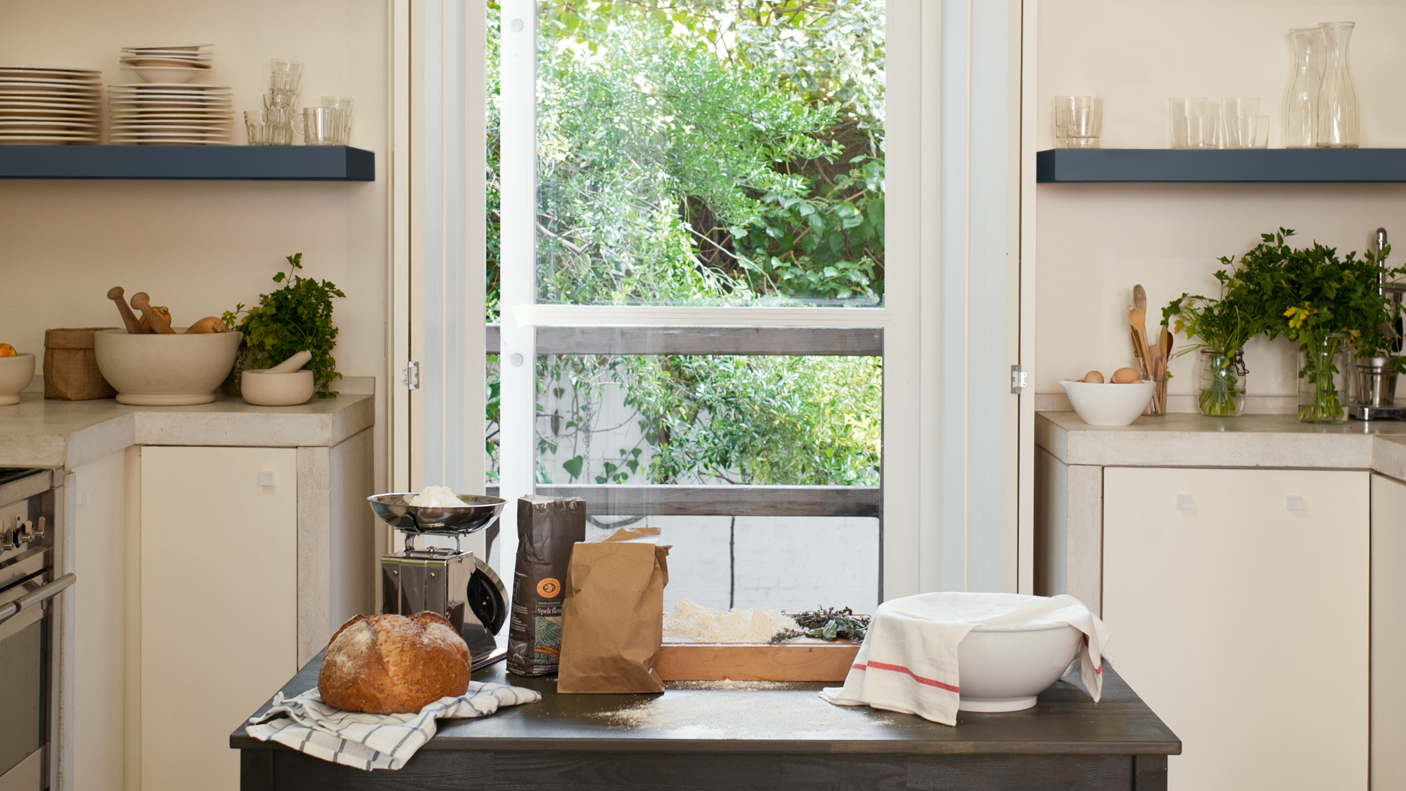 Give cabinet doors a coat of paint Слой краски моментально осовременит старые кухонные шкафчики.
