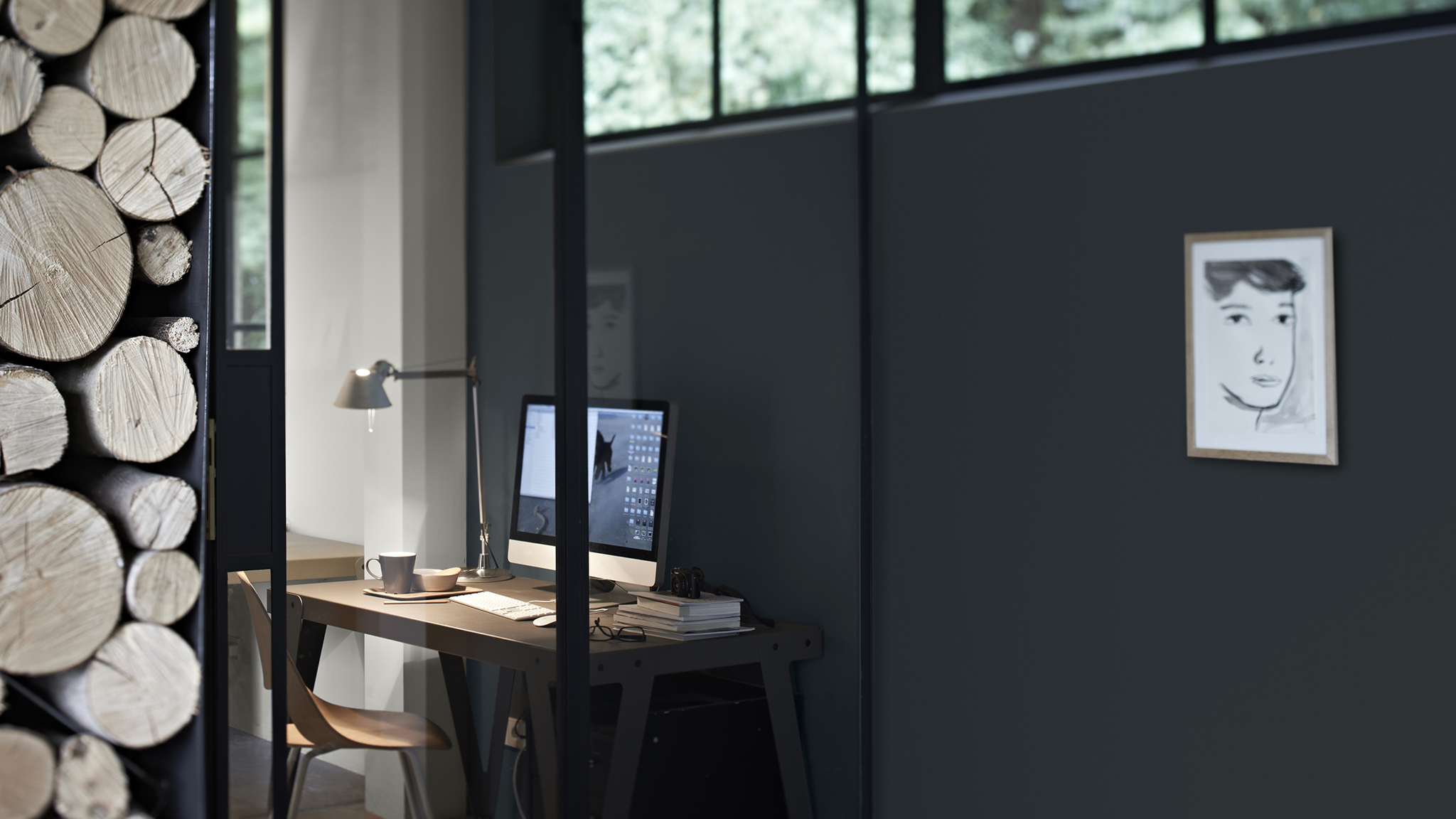 Go grey for a sophisticated feel Темный серый — быстрый способ сделать любое пространство роскошным. Этот цвет сдержанный, он расширяет пространство и является отличной альтернативой белому или бежевому нейтральному фону.
