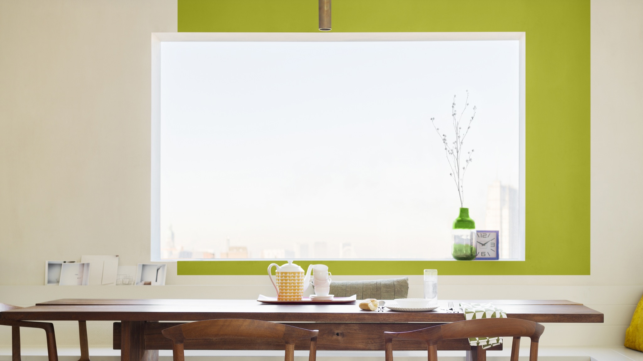 Make a feature of your windows Если вы немного опасаетесь красить стены в яркие цвета, покрасьте деревянные детали.