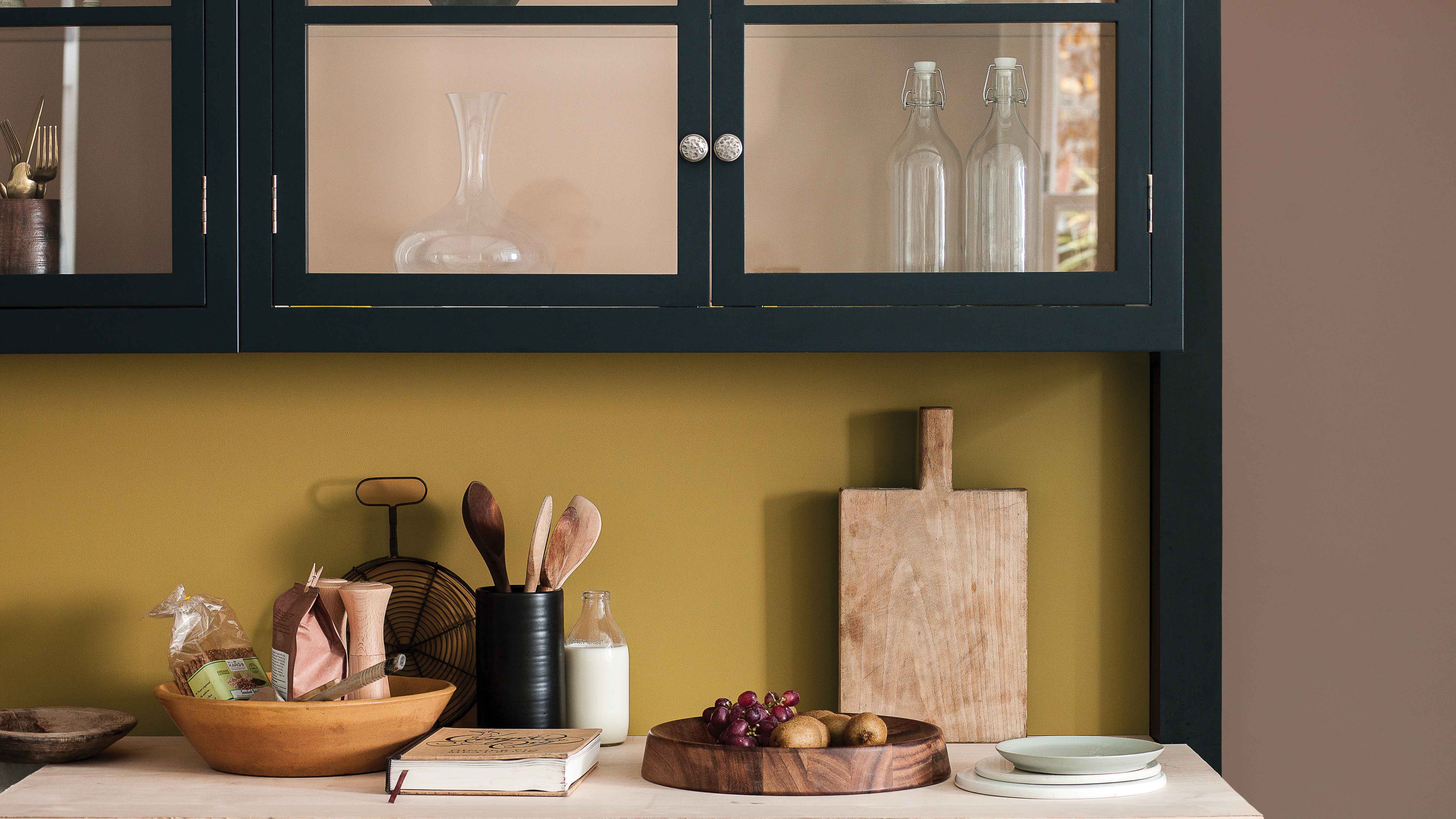 Metallic handles boost painted cabinetry Самый быстрый, простой и дешевый способ сделать кухню современнее — поменять ручки старых шкафчиков и ящиков.