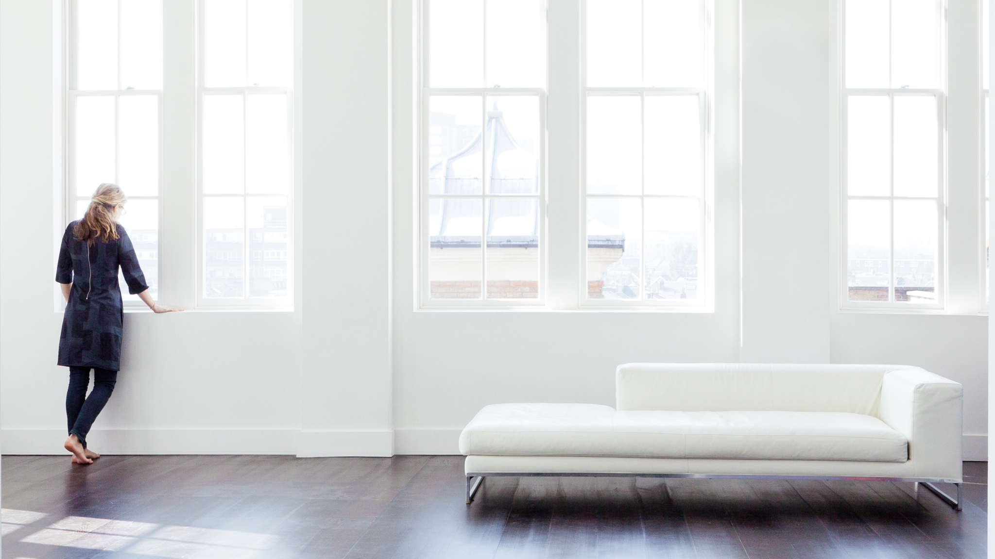 Paint your surfaces pale tones На потолке используйте только светлые цвета. Самым привычным выбором будет белый, но можно попробовать и бледные оттенки других цветов.