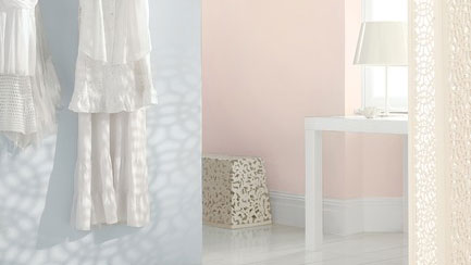 Pretty pastels reflect sunshine Чтобы максимально использовать естественное освещение, рекомендуем бледные тона — они отражают свет обратно в комнату и создают светлое и легкое пространство. Золотистые тона добавят солнечности и лета, а нежные голубые сделают пространство прохладнее и спокойнее.