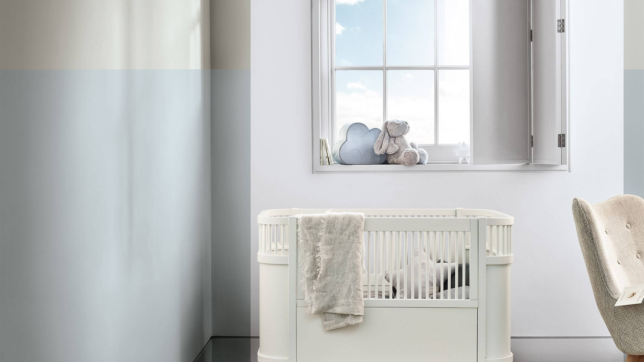 Полосы на стене для создания спокойной и воздушной атмосферы cf20_painting_stripes_on_walls_kids_room