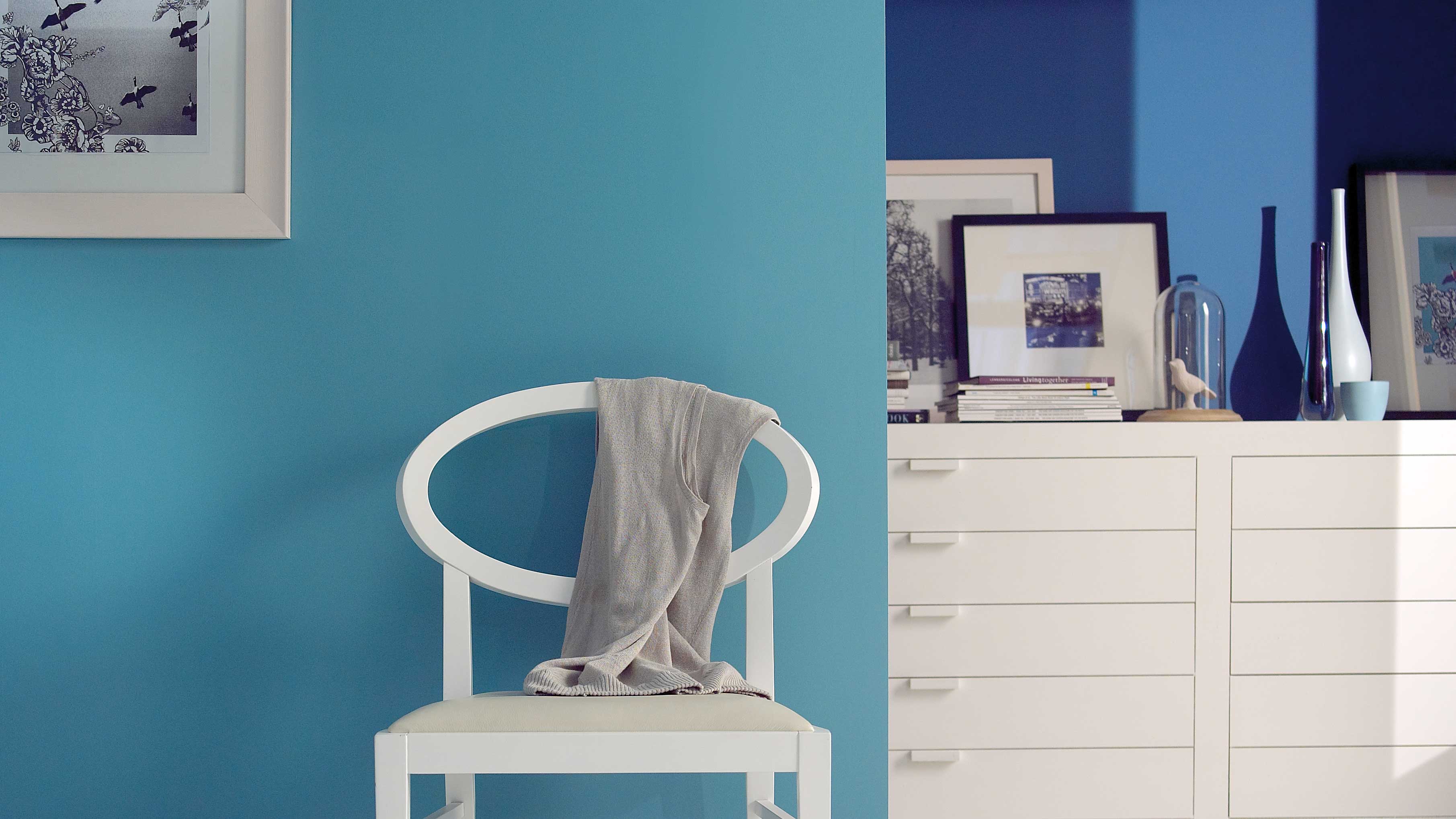 Smarten up with deep blue hues Вместо черного используйте очень темный синий — он добавит глубины, но не будет утяжелять интерьер