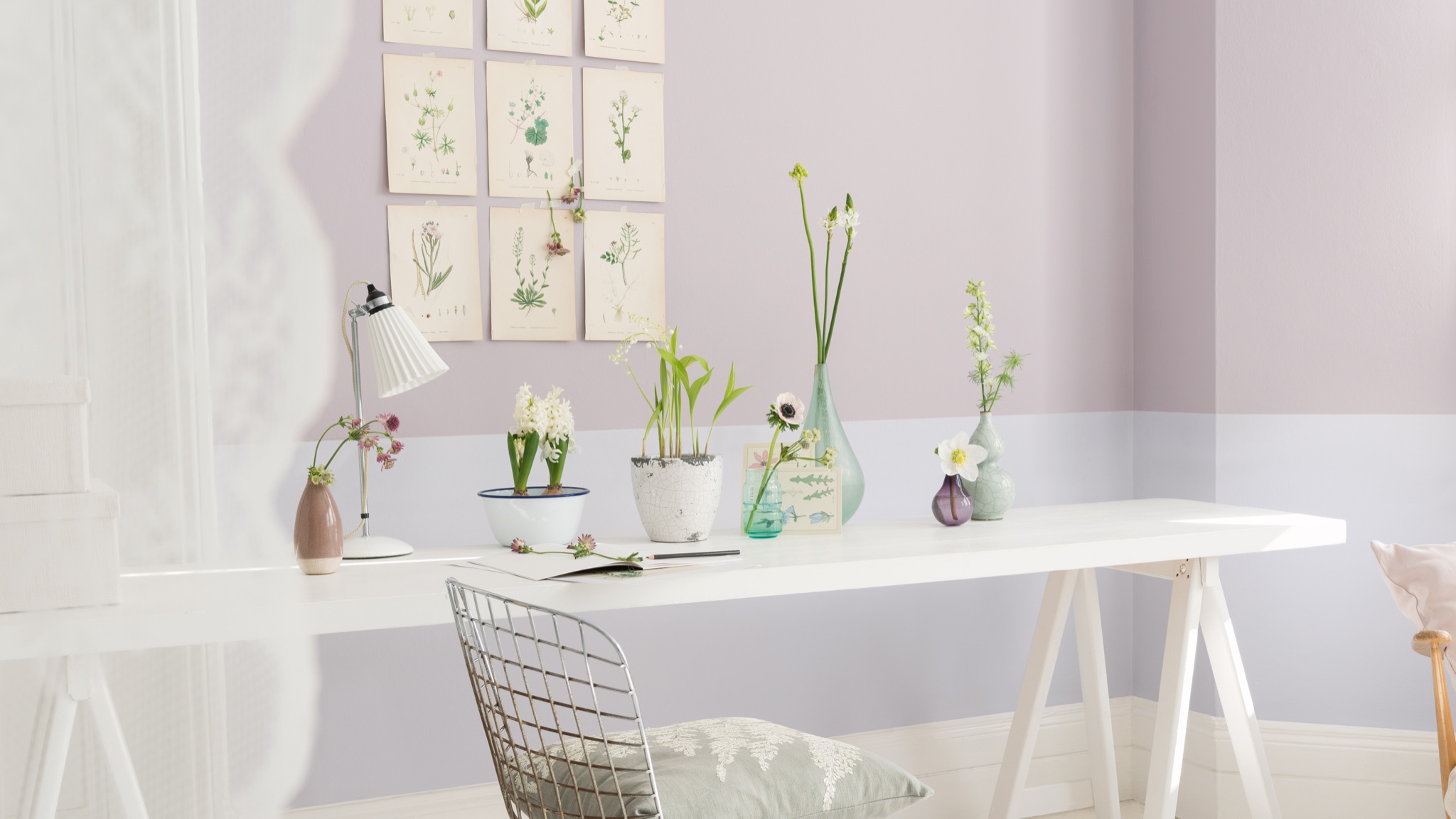 Try contrasting colour tones Покрасьте бордюры, плинтусы и другие архитектурные детали в светлые глянцевые тона, возможно, немножко контрастных по отношению к цвету стен тонов.